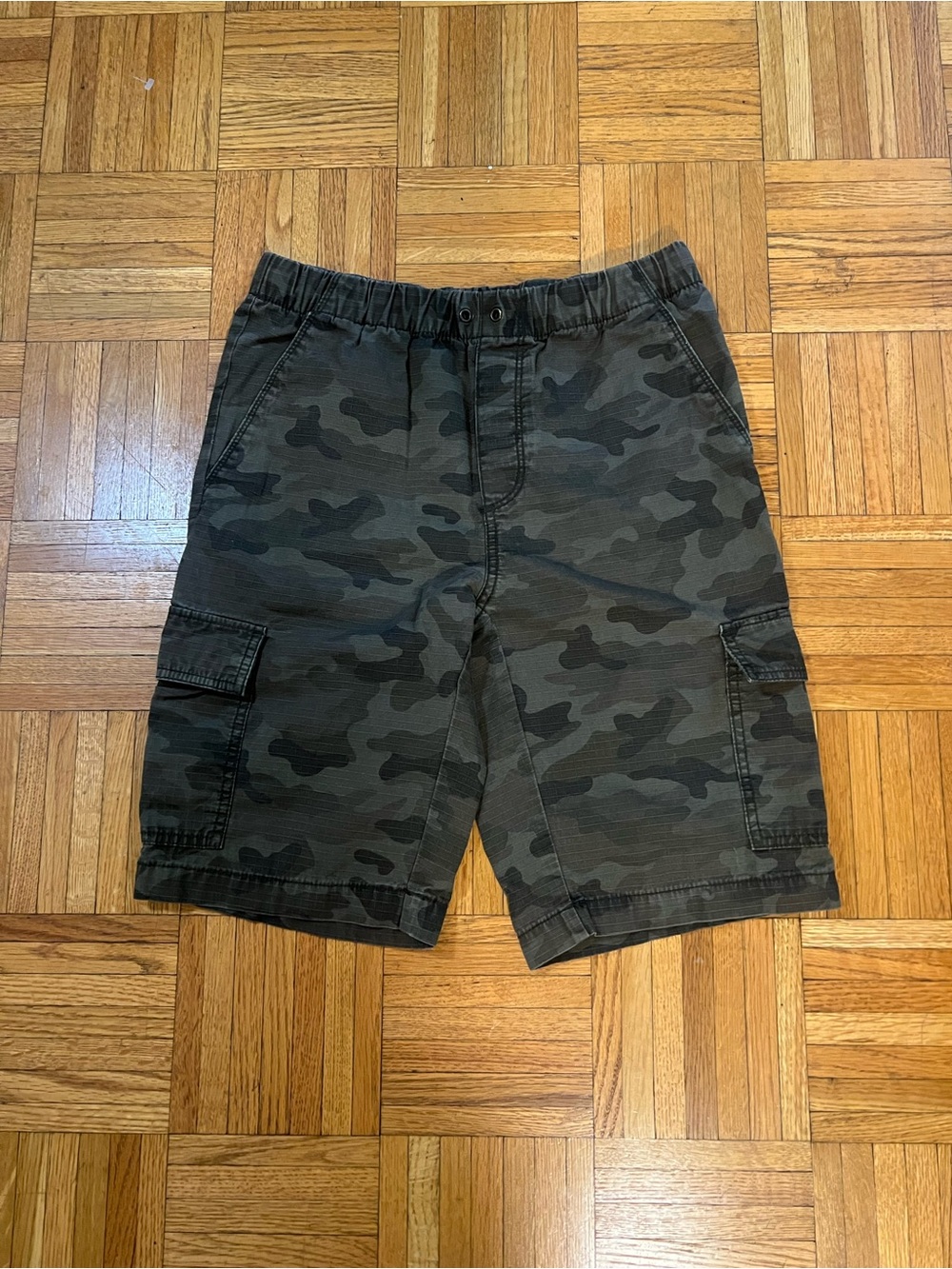 Trendy not Spendy Old Navy Camo Cargo Shorts in size Large (14/16)